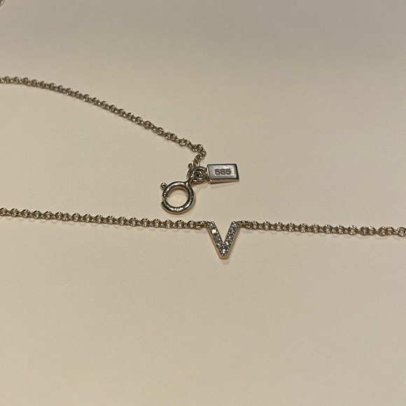 Diamond “V” initial necklace - Picture 4 of 8
